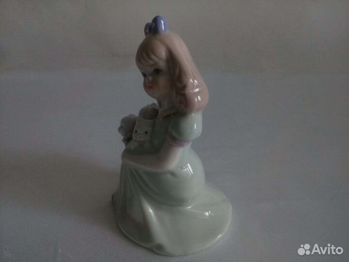 Фарфоровая статуэтка Девочка с котятами