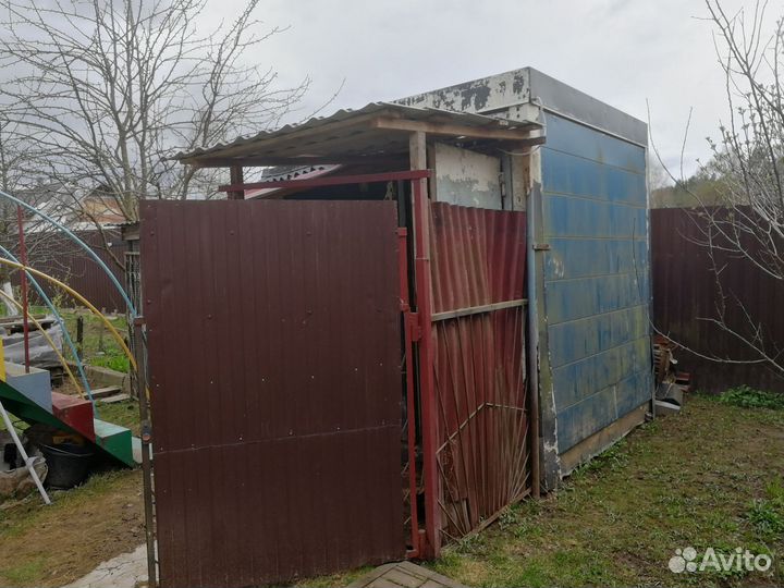 Курятник зимний с курами, бытовка