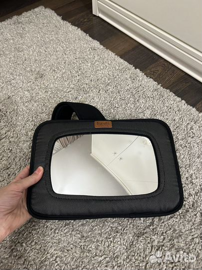 Зеркало, за наблюдением ребенка в машине