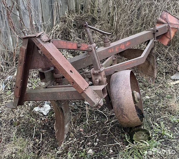 Плуг трёхкорпусный