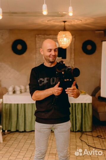 Лысый свадебный фотограф или/и видеограф