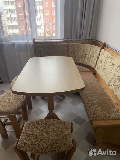 Кухонный уголок со столом и табуретами