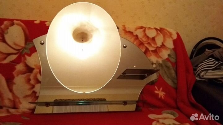 Зеркало с зеркальными полками