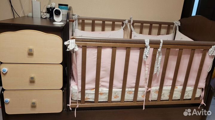 Детская кроватка с маятником и ящиком