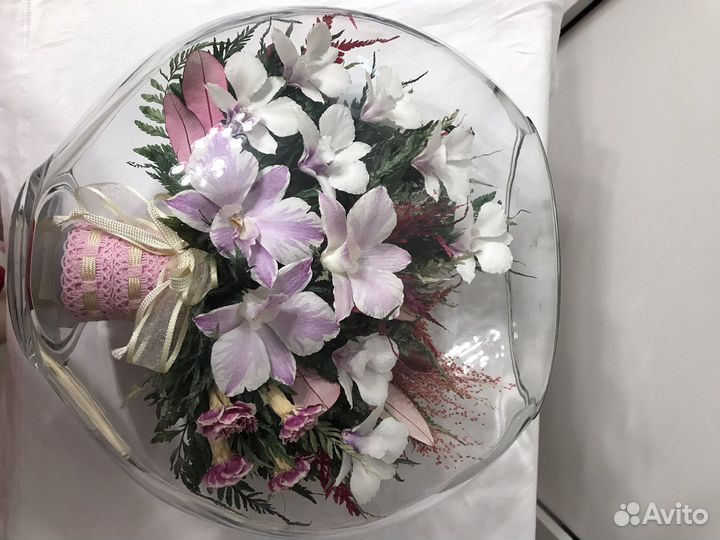 Живые цветы в вазе