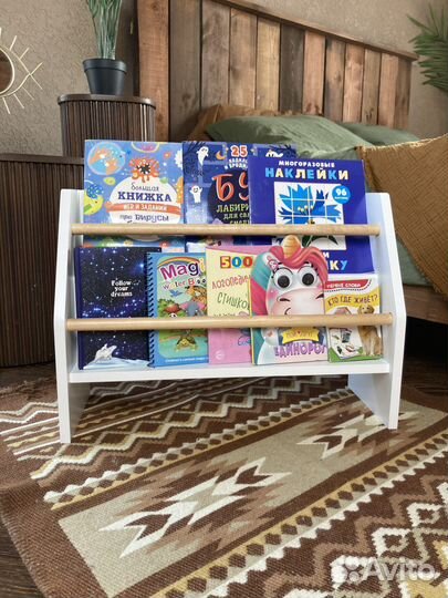 Детская книжная полка монтессори