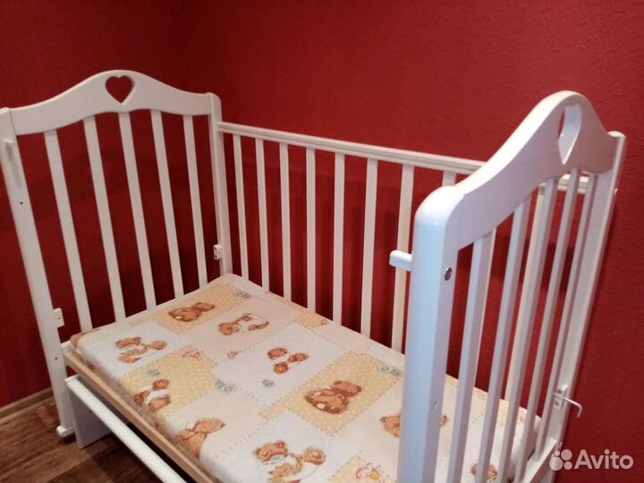Детская кроватка с маятником