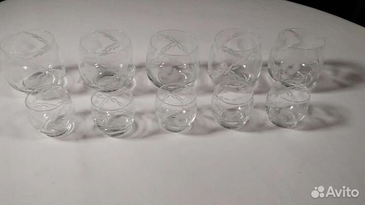 Винтажные набор стаканов и декоративная бутылка