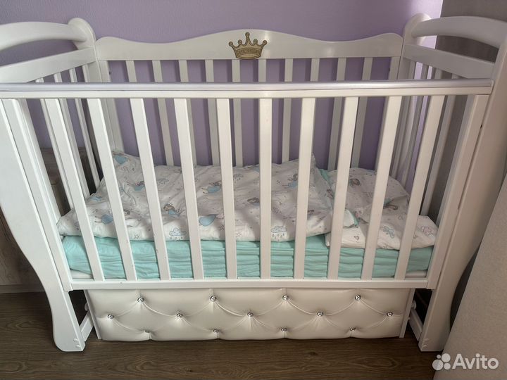 Детская кроватка с универсальным маятником