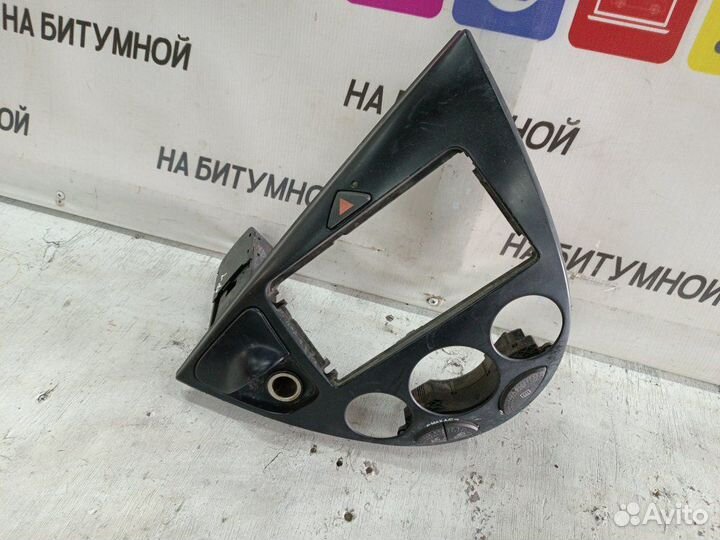 Рамка магнитолы Ford Focus 1