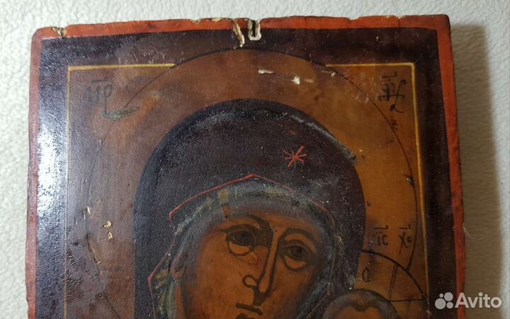 Старинная икона в киоте 