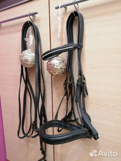 Много конной амуниции: подпруги Ногавки