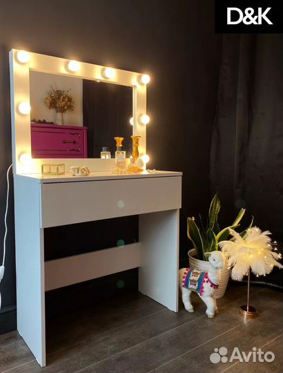 Туалетный столик с зеркалом и лампочками