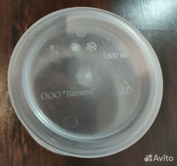 Пластиковые контейнеры и стеклянные банки