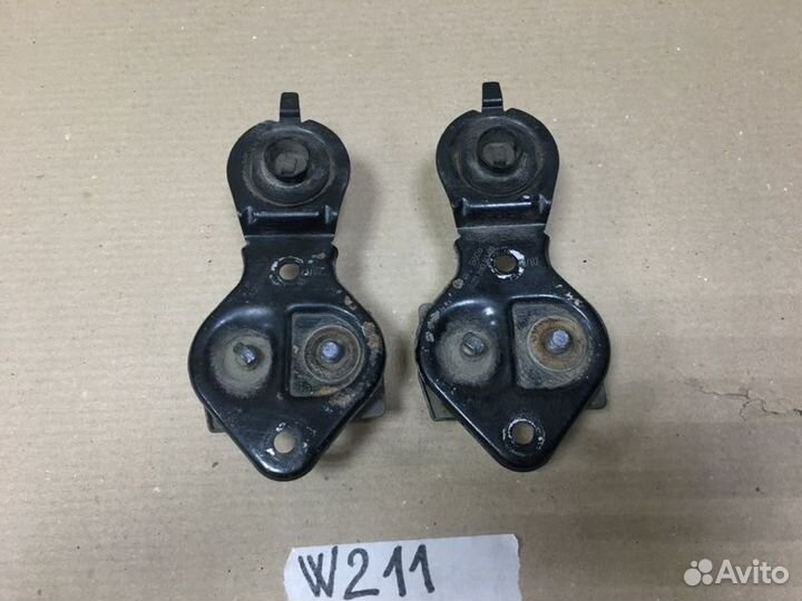 Петля замка капота Mercedes Benz W211 M271