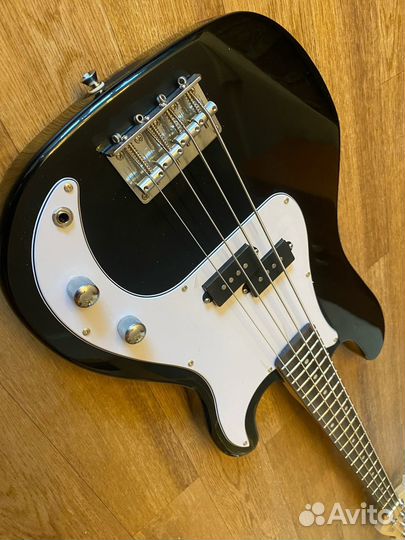 Бас гитара Новая