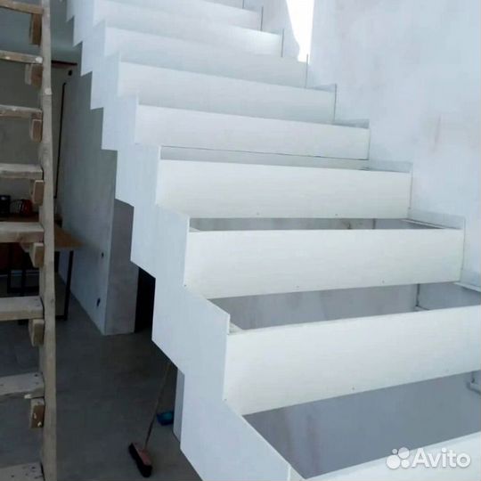 Лестница Г-образная с поворотными ступенями