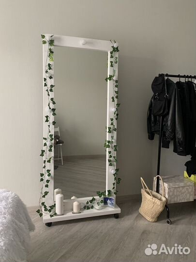 Напольное зеркало с лампами