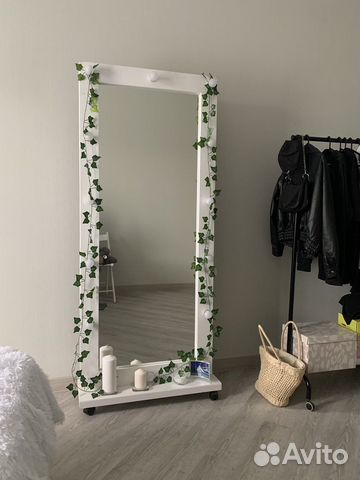 Напольное зеркало с лампами