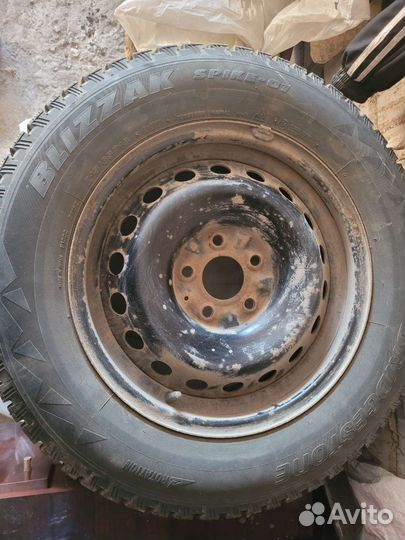 Bridgestone Blizzak Spike-01 215/65 R16