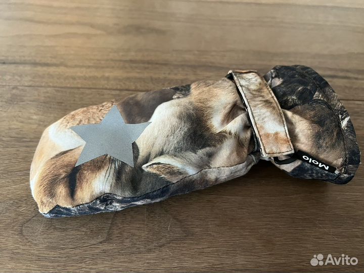 Molo одна левая варежка. 6-8 размер