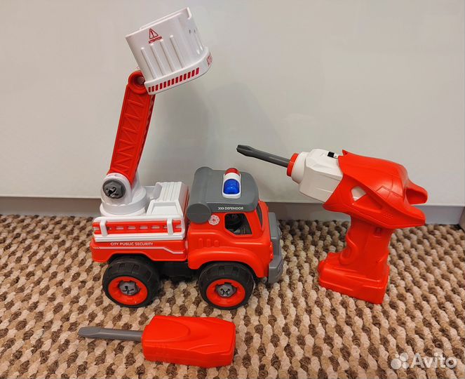 Детская игрушка. Пожарная машина. Сборная