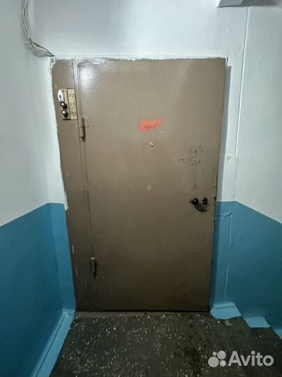 Металлическая дверь бу нестандартная (в карман)