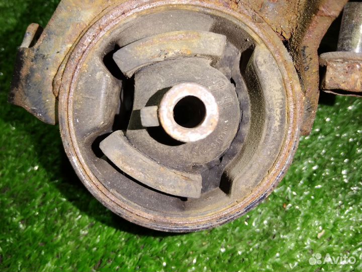 Две Подушки опоры двигателя Ниссан Максима а32