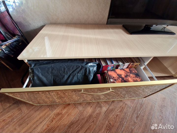 Тумба под тв и шкаф навесной