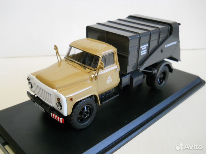 Модель автомобиля-мусоровоза 53М(53) 1:43