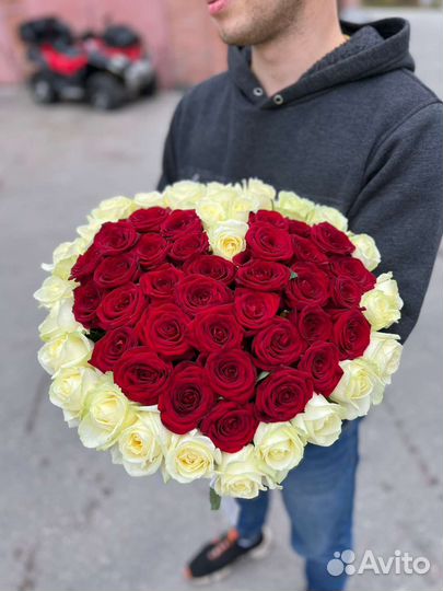 Букет 51 роза сердце