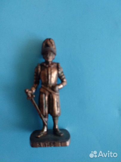 Игрушки из киндера солдатики