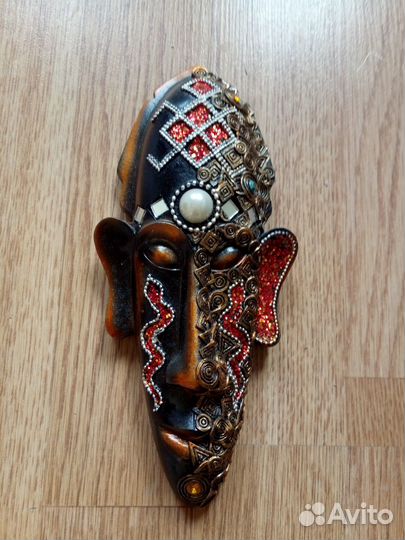 Маска в африканском стиле