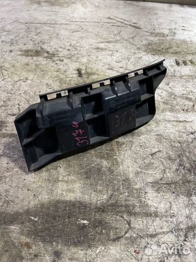 Крепление бампера заднее правое Mercedes-Benz