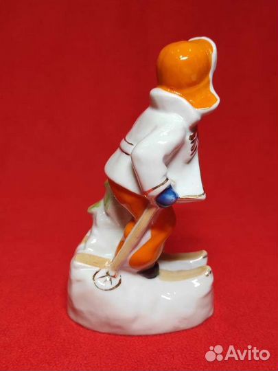 Фарфоровая статуэтка Мальчик на лыжах Полонне зхк