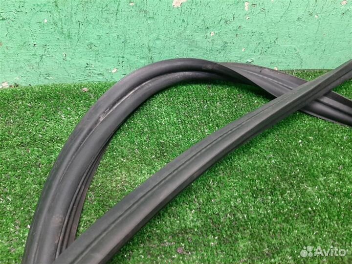 Уплотнитель проема багажника Mercedes Benz C-Clas