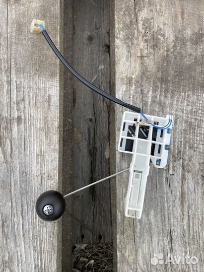 Датчик уровня топлива правый Volkswagen Touareg 7L