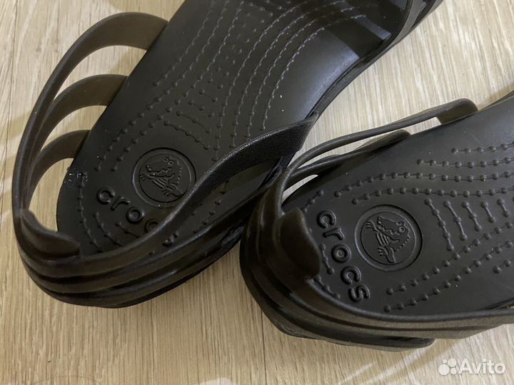 Сандалии Crocs w7 новые