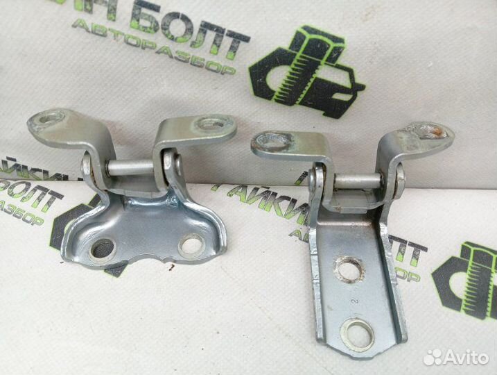 Петля двери задняя левая Toyota Avensis седан