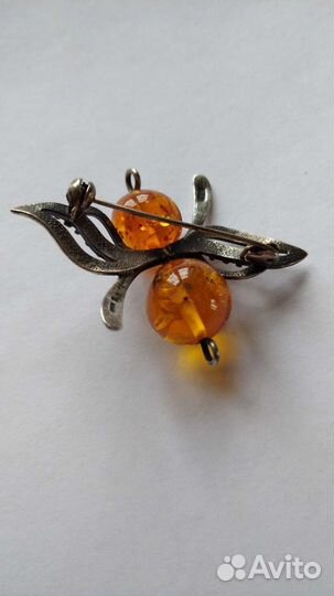 Винтажная серебряная брошь с натуральным янтарем