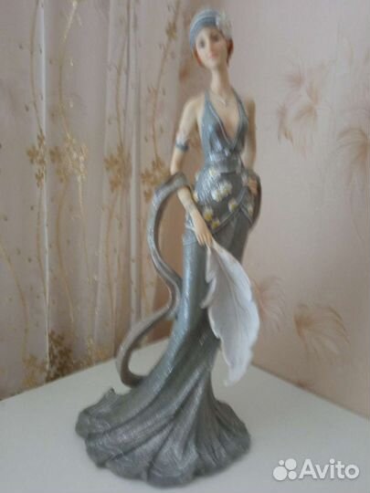 Статуэтки дама с пером