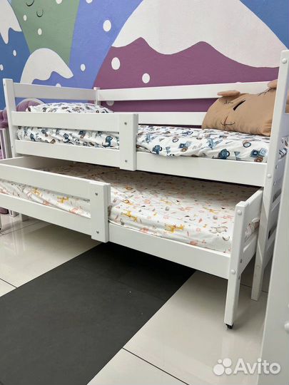 Кровать двухъярусная выдвижная белая из массива