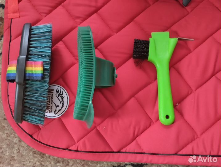 Шлем для конного спорта,хлыст,вальтрап,щётки