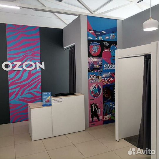 Сотрудник пункта выдачи заказов