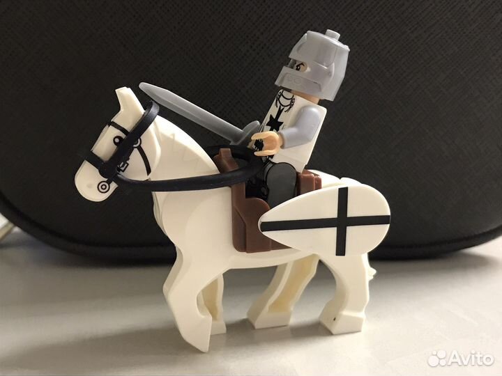 Белый Рыцарь и лошадь совместимы с lego