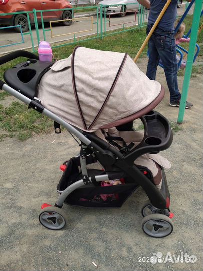 Прогулочная коляска с перекидной ручкой