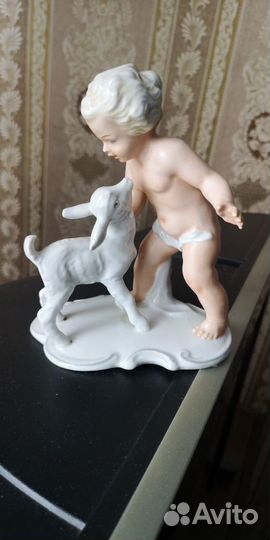 Фарфоровая статуэтка