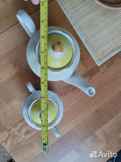 Чайник и сахарница