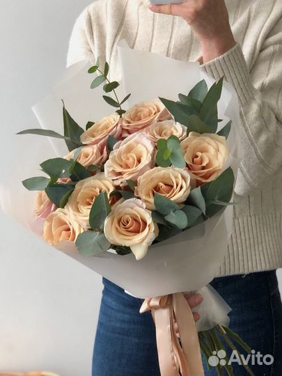 Букет из розовых роз и эвкалипта