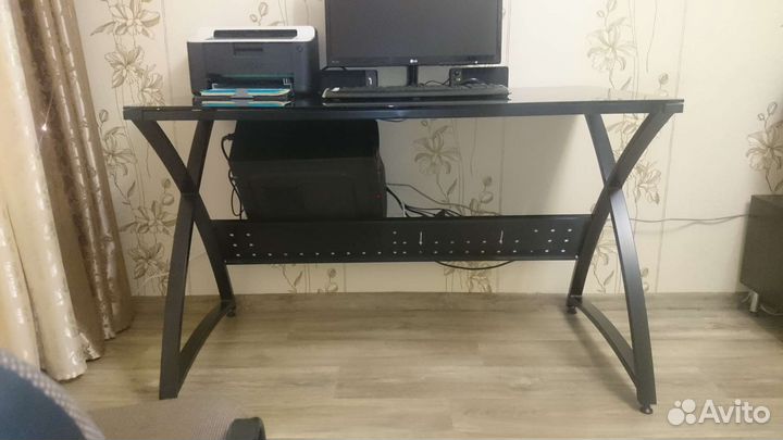 Компьютерный стол стеклянный